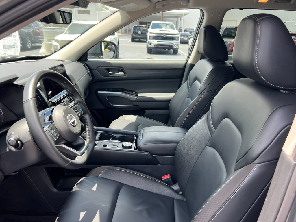 Used 2025 Nissan Pathfinder SL AWD/4WD image 9