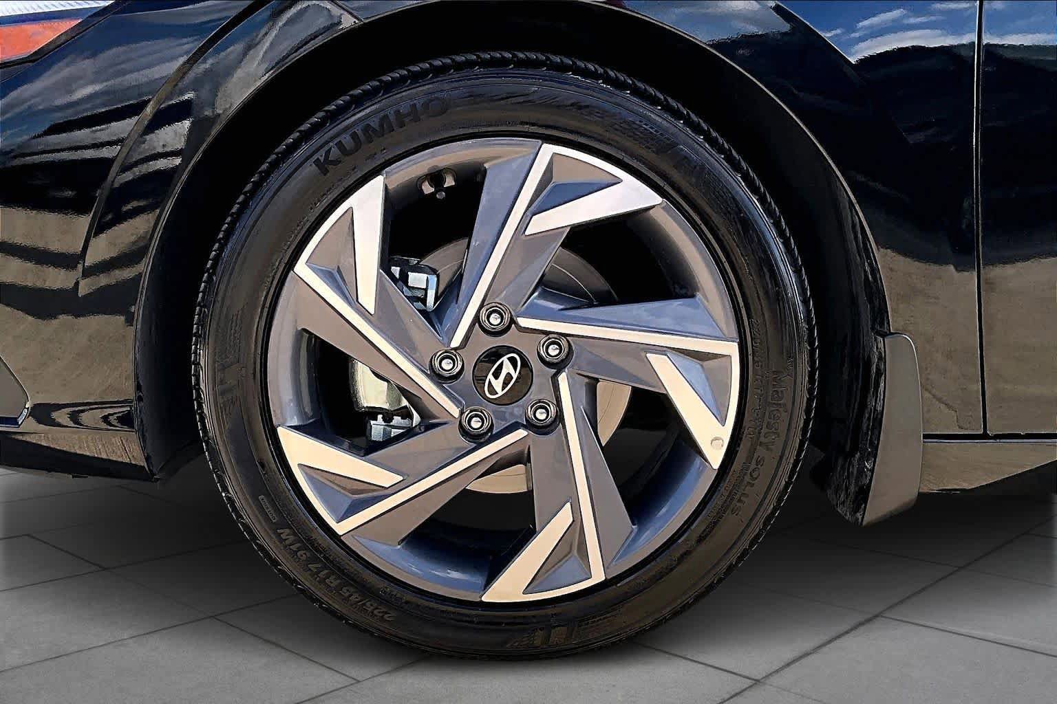 Certified 2025 Hyundai Elantra Sport image 20