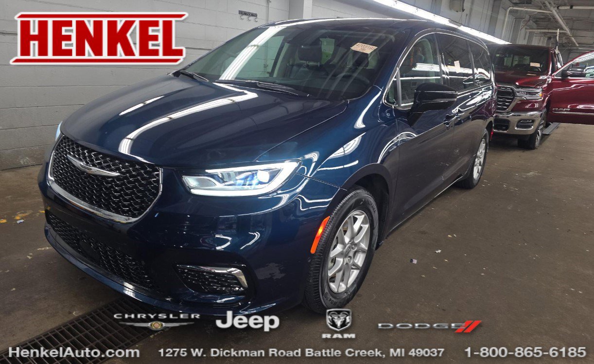 Used 2024 Chrysler Pacifica Touring-L w/ Uconnect Theater Family Group