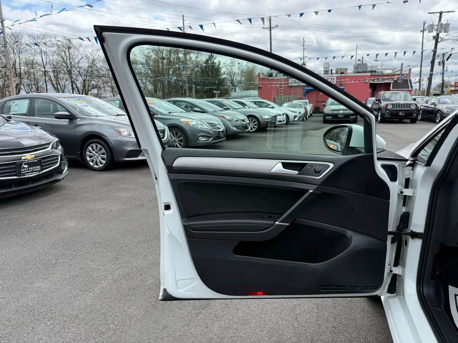 Used 2015 Volkswagen Golf S image 13