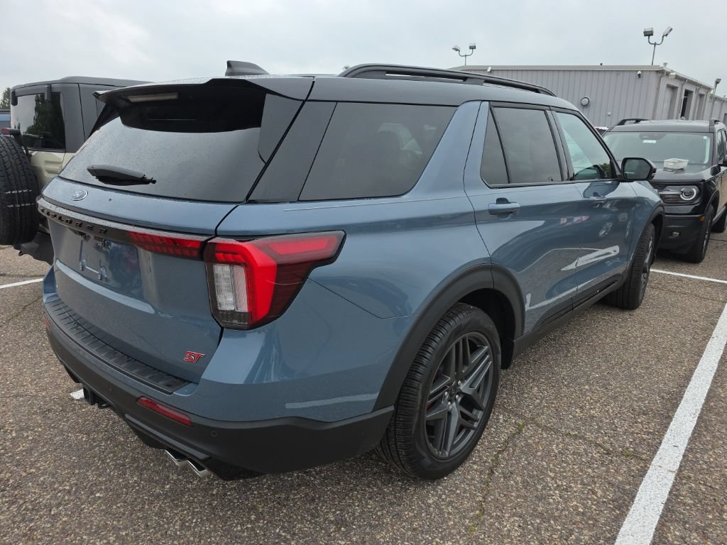 Used 2025 Ford Explorer ST AWD/4WD image 5
