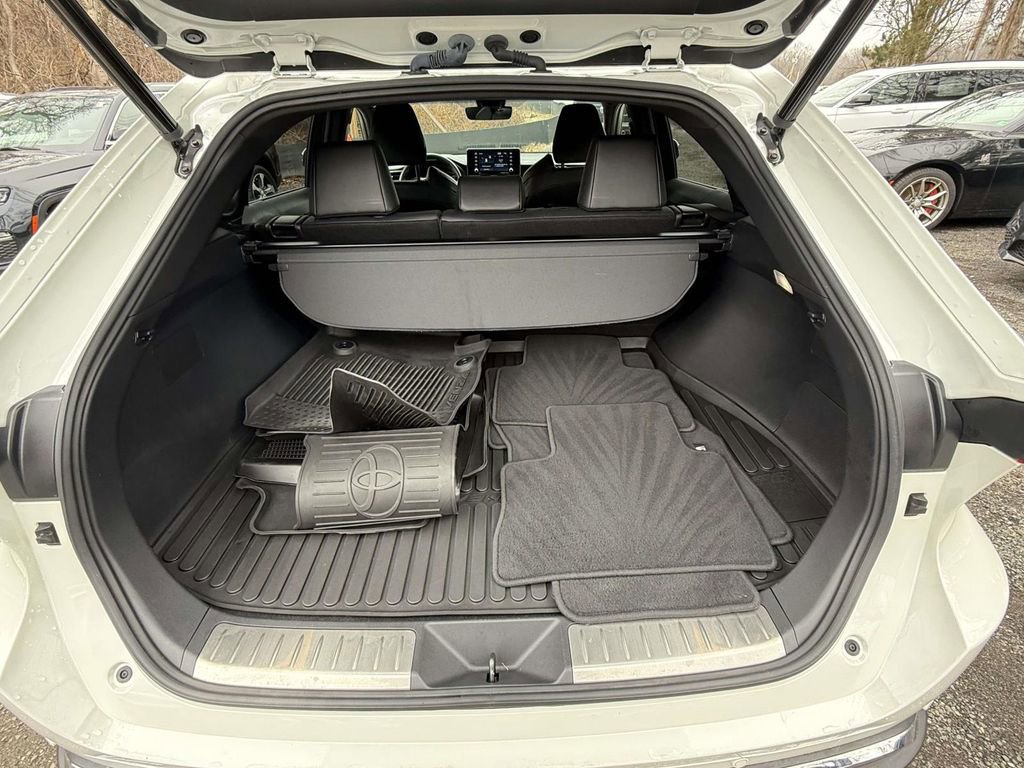 Used 2022 Toyota Venza XLE image 11