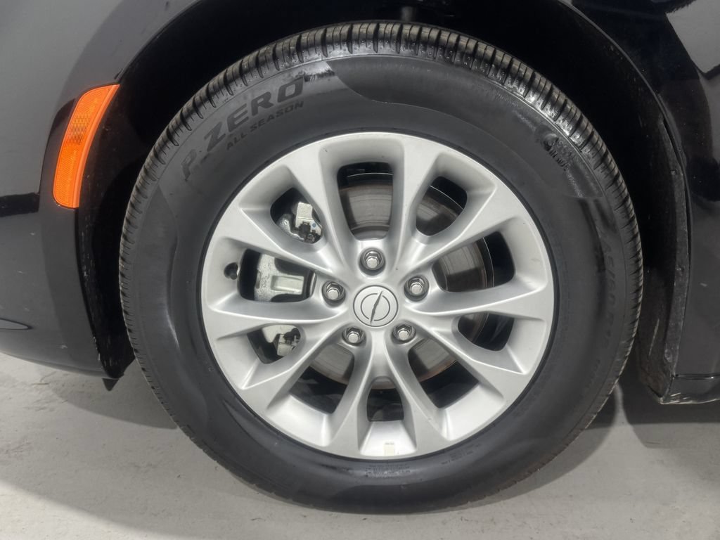 Used 2026 Chrysler Pacifica Limited FWD image 9