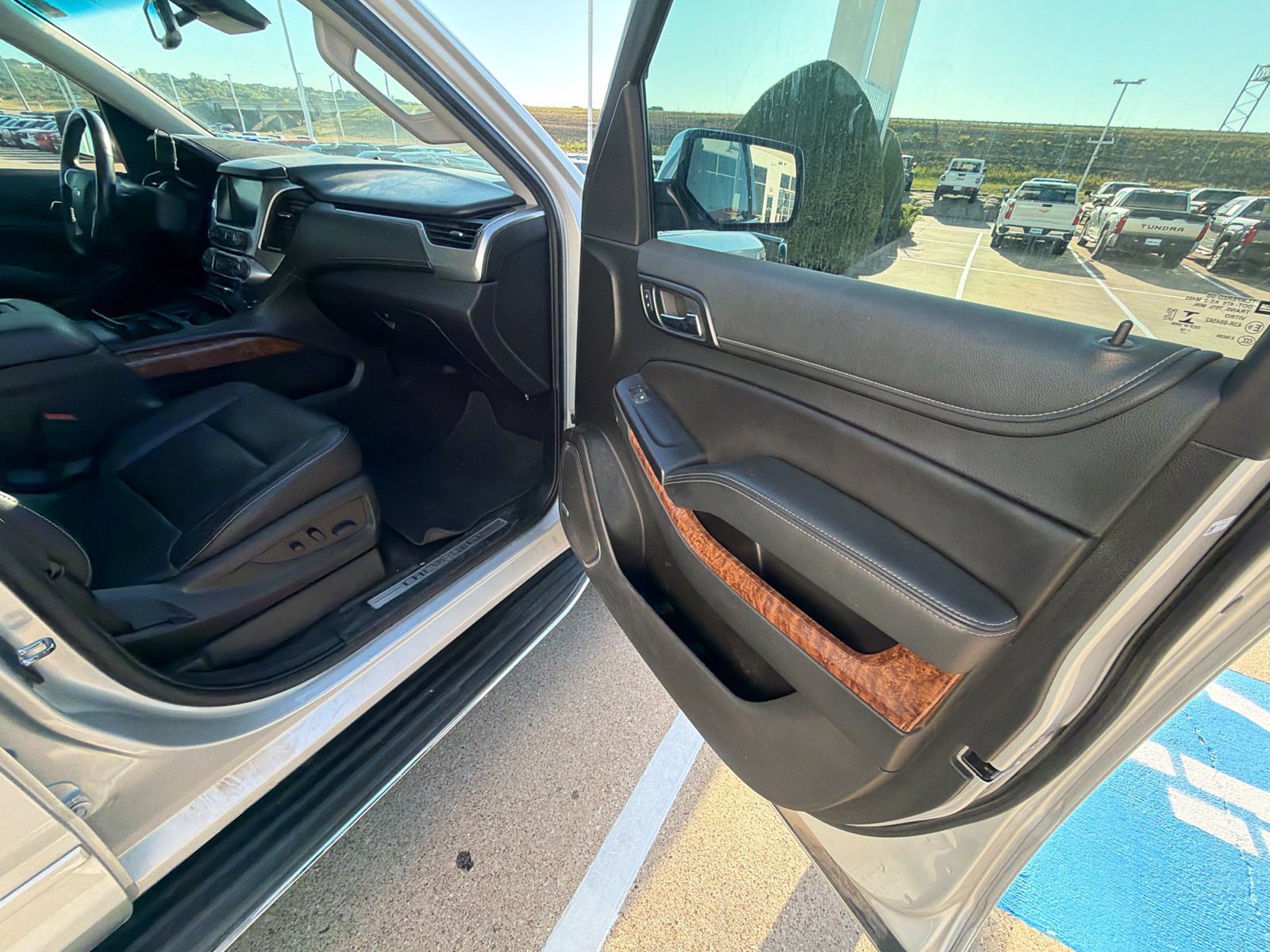 Used 2018 Chevrolet Suburban Premier AWD/4WD image 26
