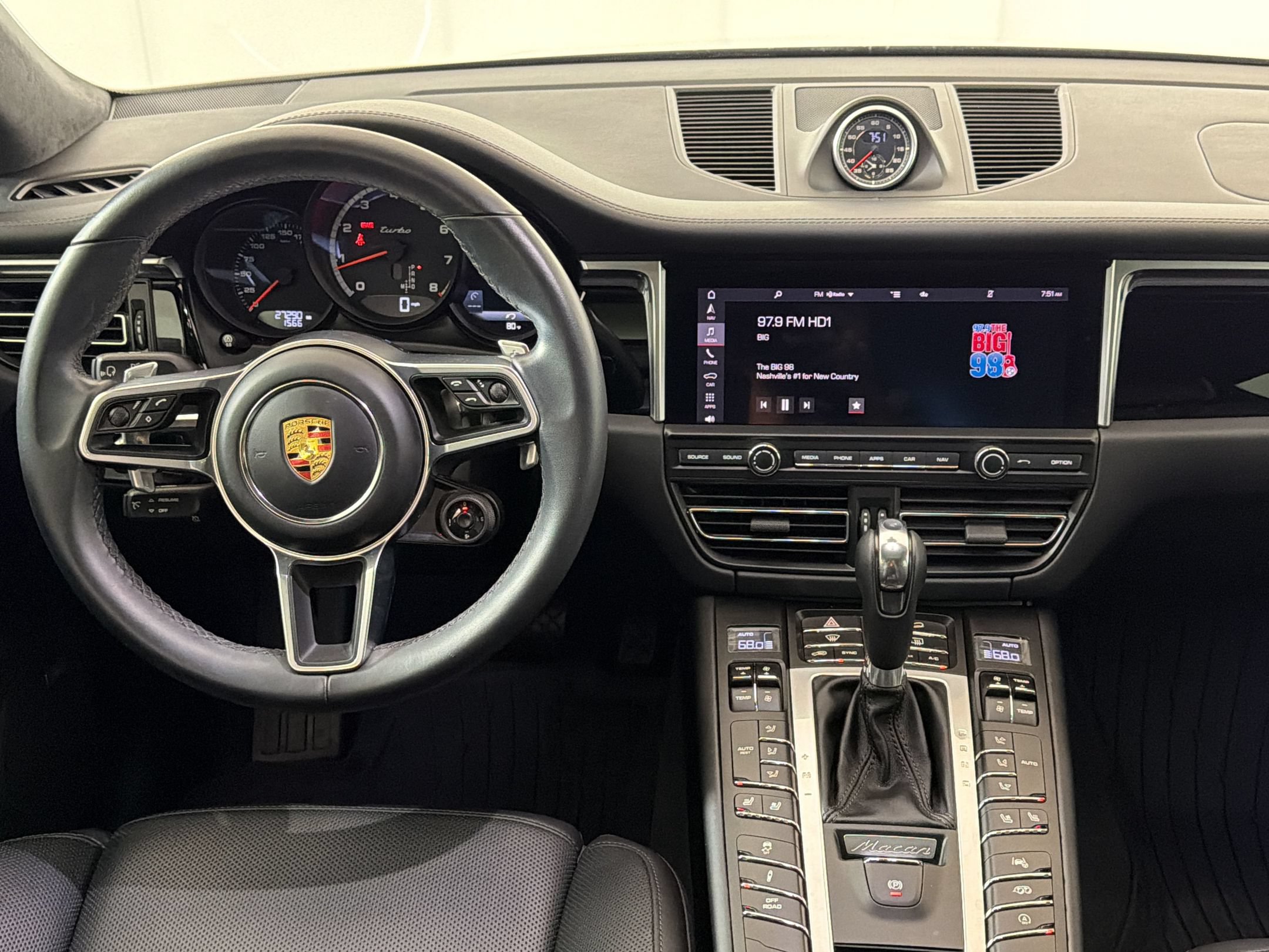 Certified 2020 Porsche Macan Turbo AWD/4WD image 31
