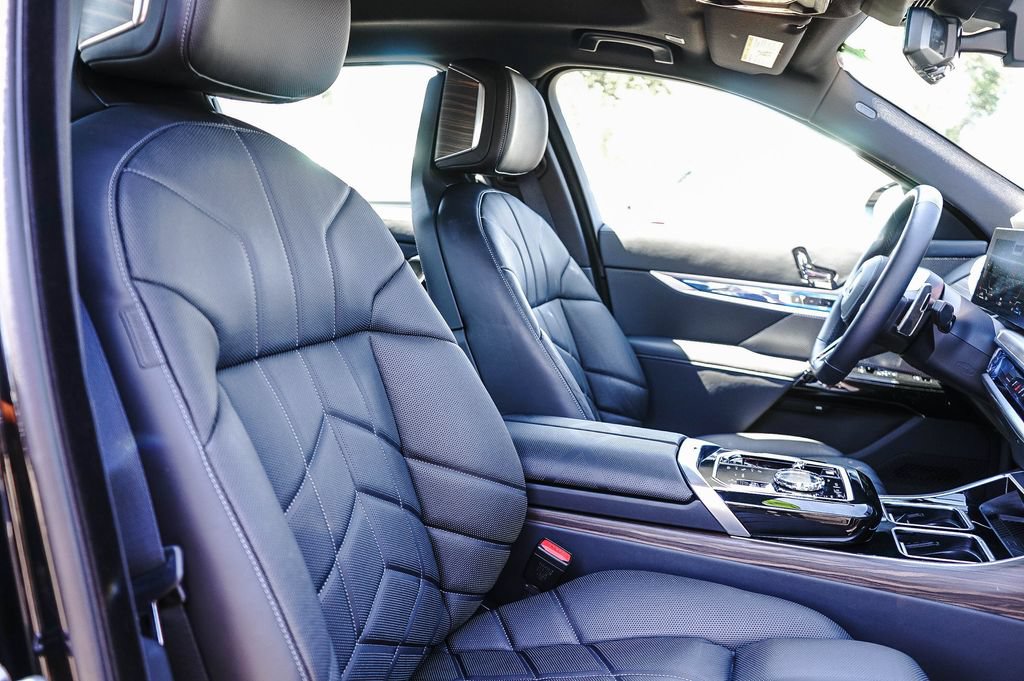 Used 2026 BMW 750e xDrive AWD/4WD image 16
