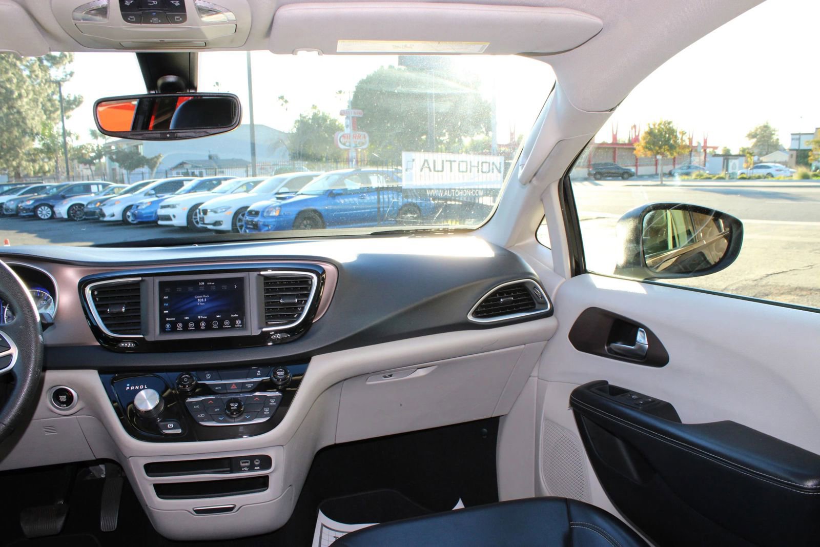 Used 2020 Chrysler Voyager Lxi image 24