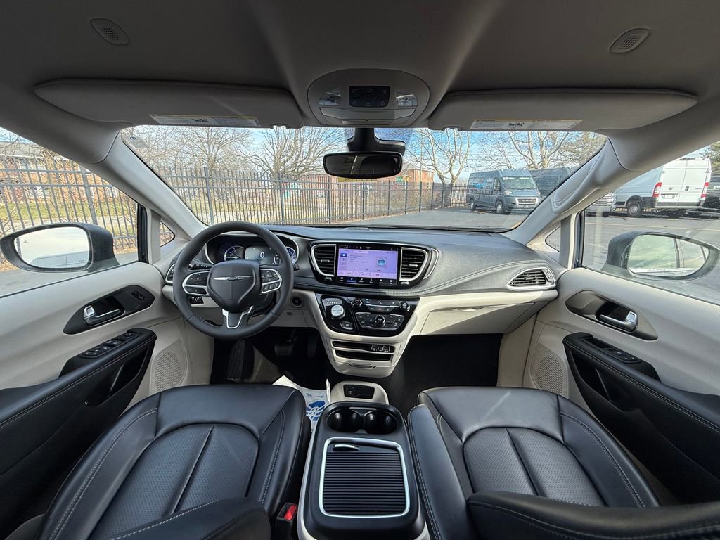 Used 2023 Chrysler Pacifica Touring-L image 13