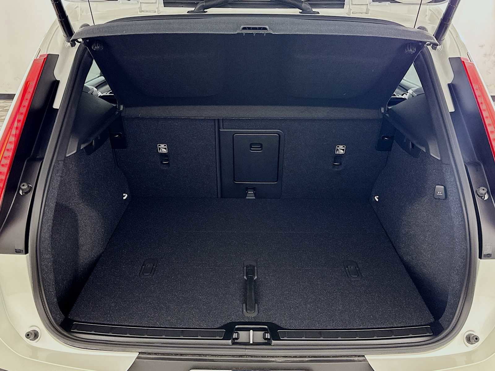 Used 2025 Volvo XC40 B5 Plus w/ Climate Package image 25