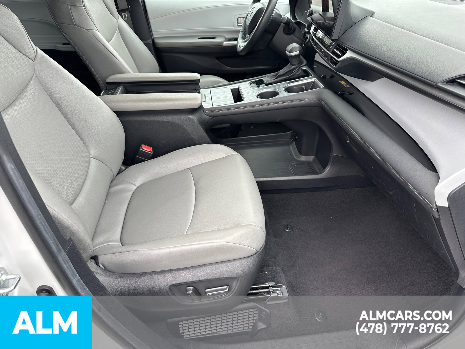 Used 2025 Toyota Sienna XLE FWD image 15