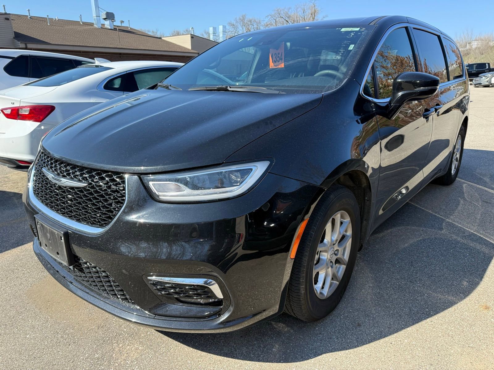 Used 2025 Chrysler Pacifica Select image 5