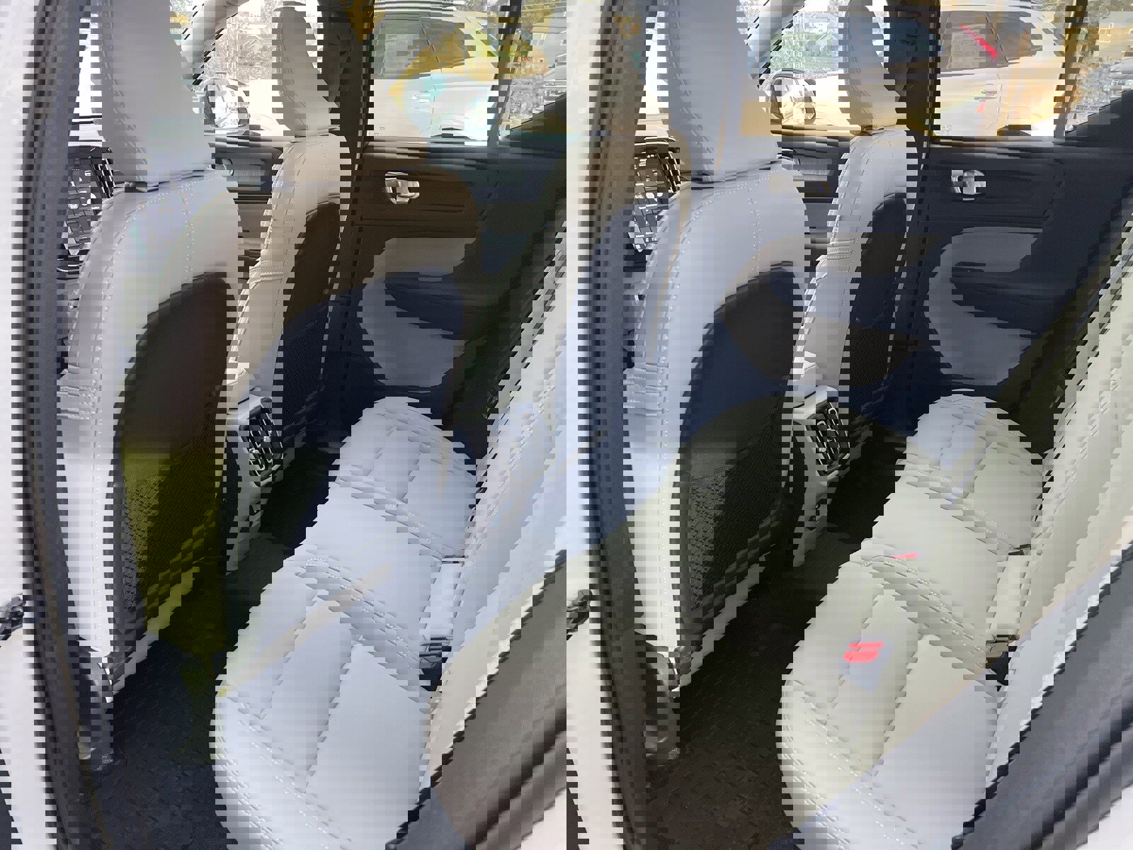 New 2026 Volvo XC40 B5 Ultra w/ Climate Package image 17