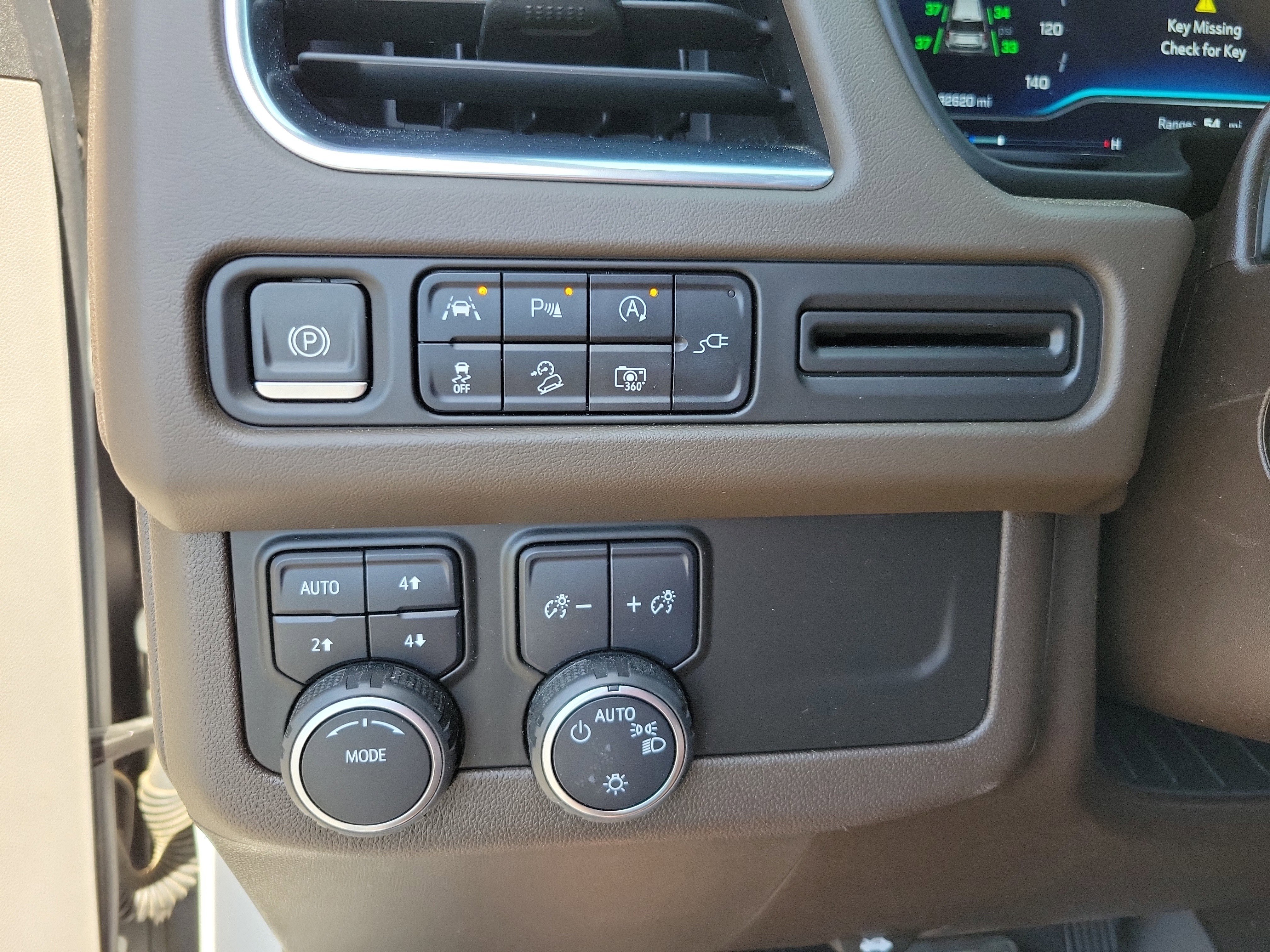 Used 2022 Chevrolet Tahoe Z71 w/ Luxury Package AWD/4WD image 23