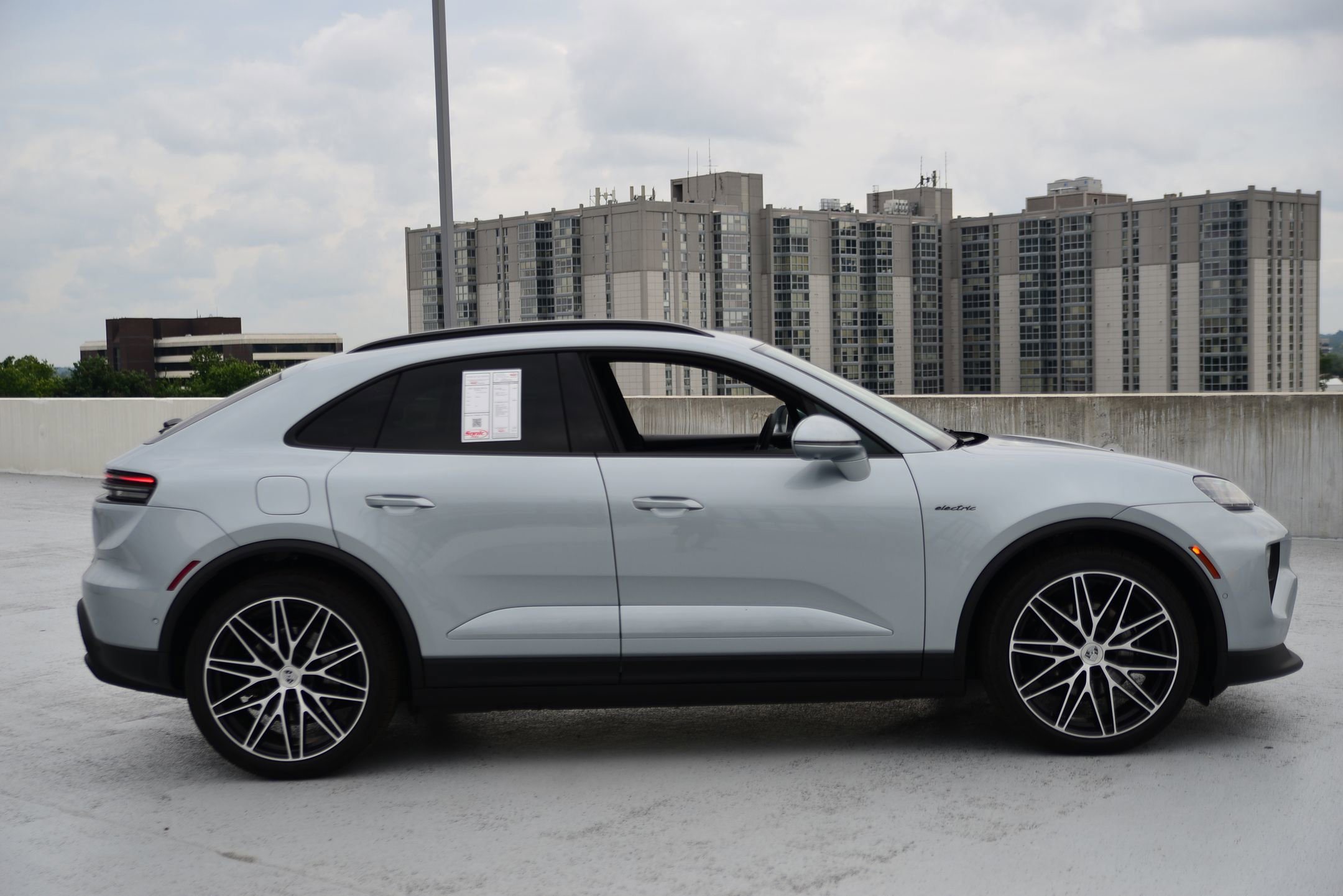 Certified 2025 Porsche Macan 4 Electric image 8