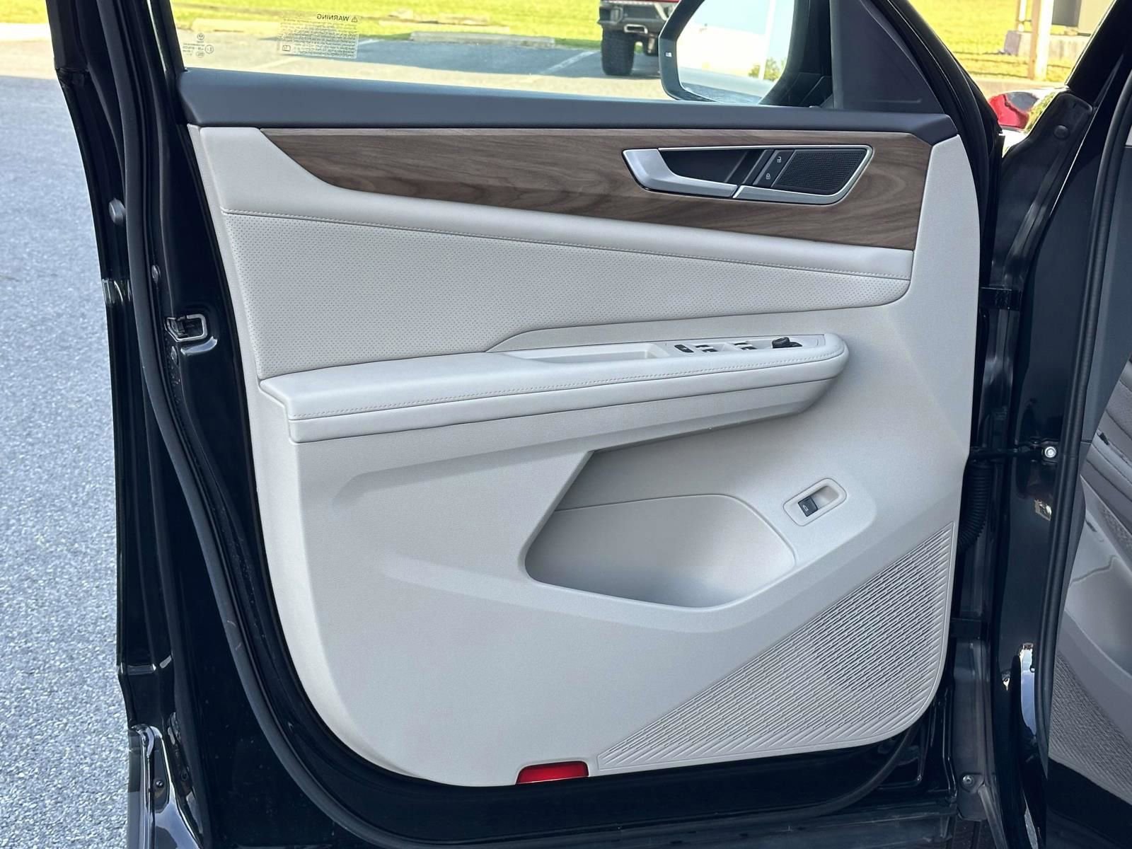 Used 2024 Volkswagen Atlas SE image 17