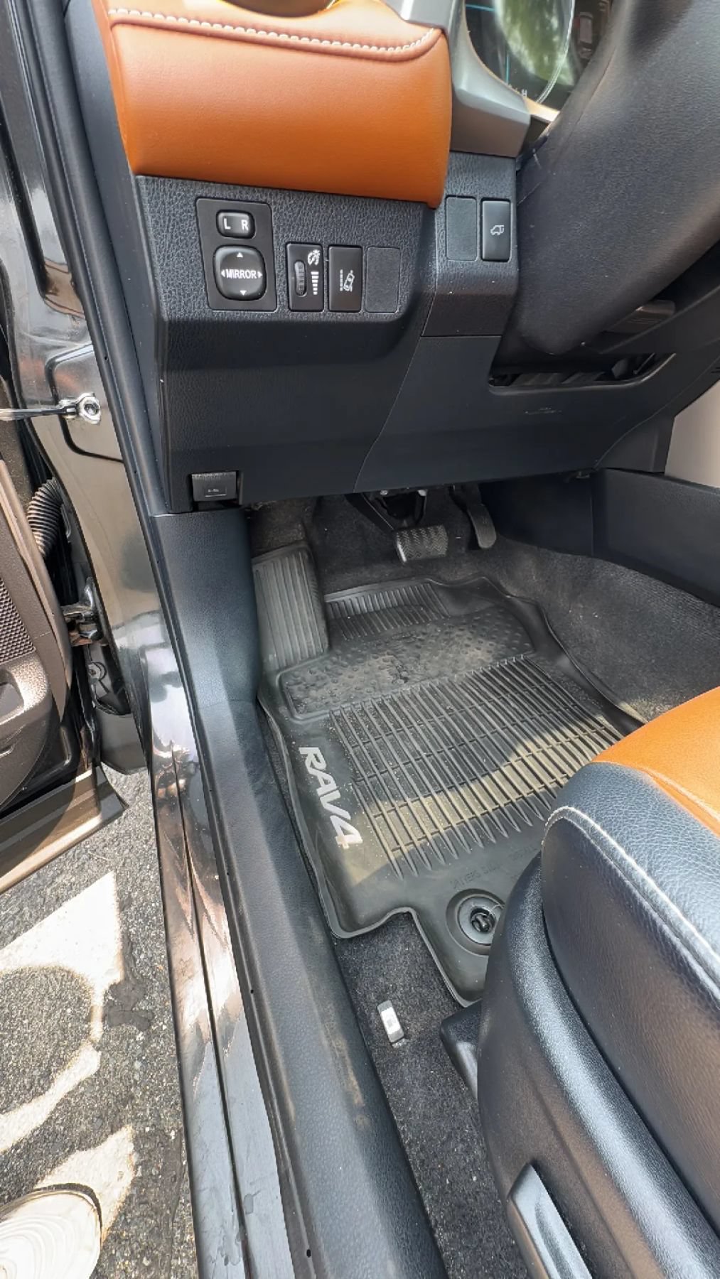 Used 2018 Toyota RAV4 Limited AWD/4WD image 12