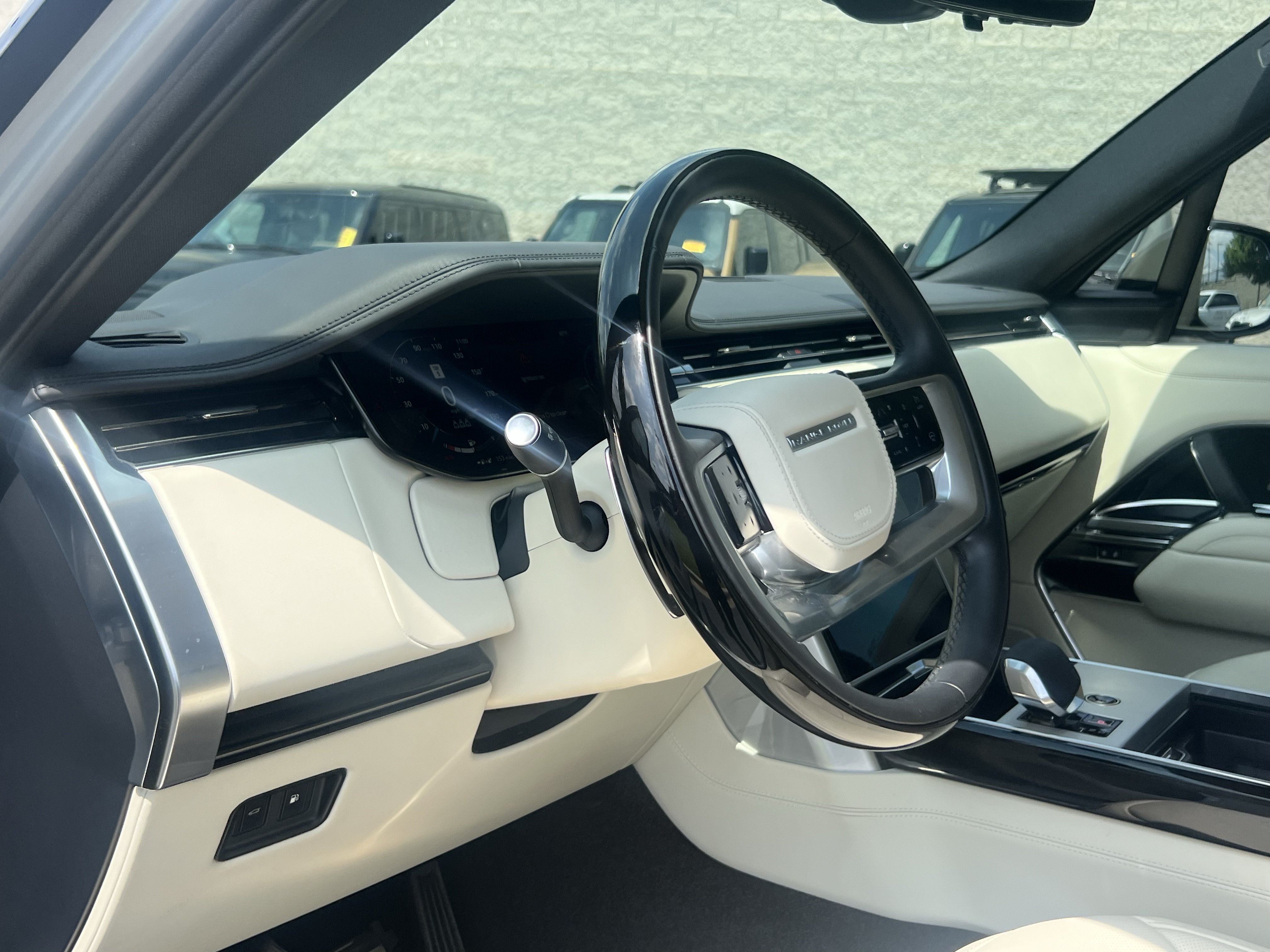 Certified 2025 Land Rover Range Rover SE AWD/4WD image 21