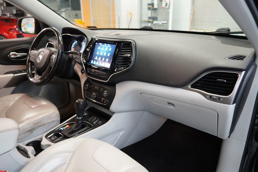 Used 2019 Jeep Cherokee Limited image 32