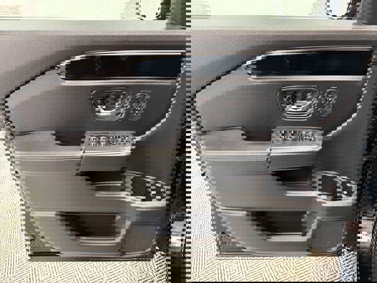 Used 2024 Honda Pilot Touring image 10