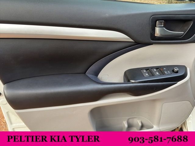 Used 2019 Toyota Highlander SE image 16