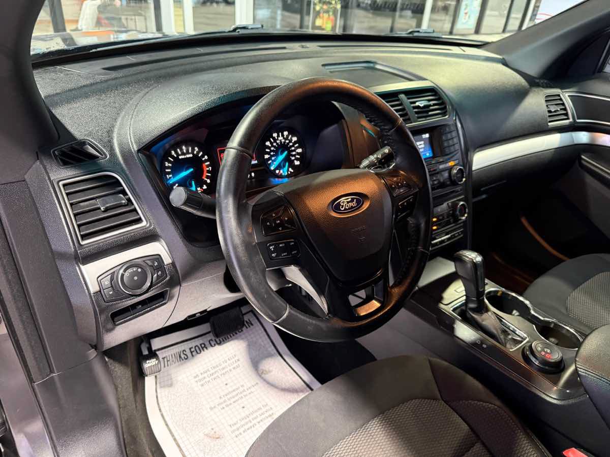 Used 2017 Ford Explorer XLT AWD/4WD image 49
