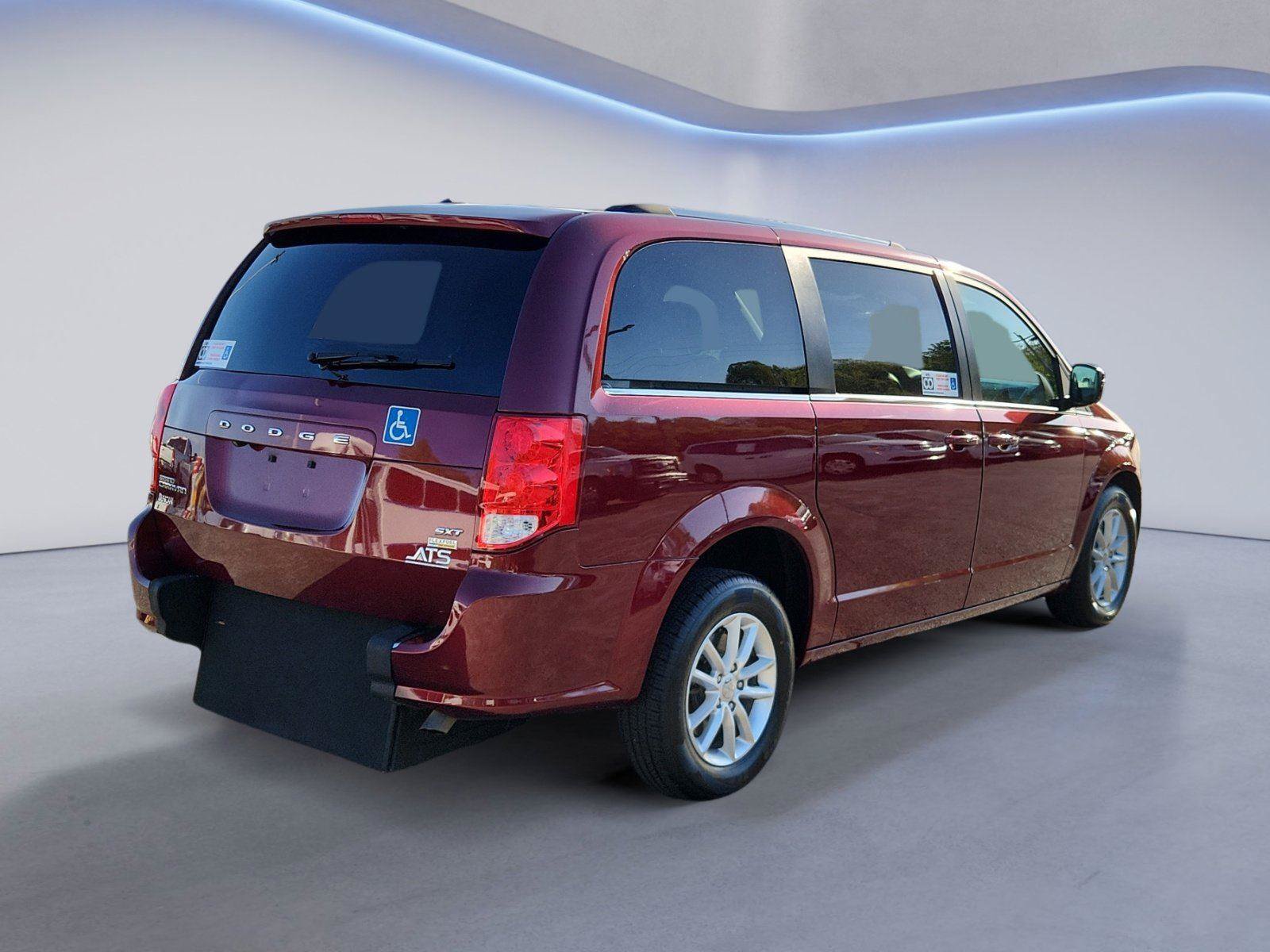 Used 2019 Dodge Grand Caravan SXT FWD image 3