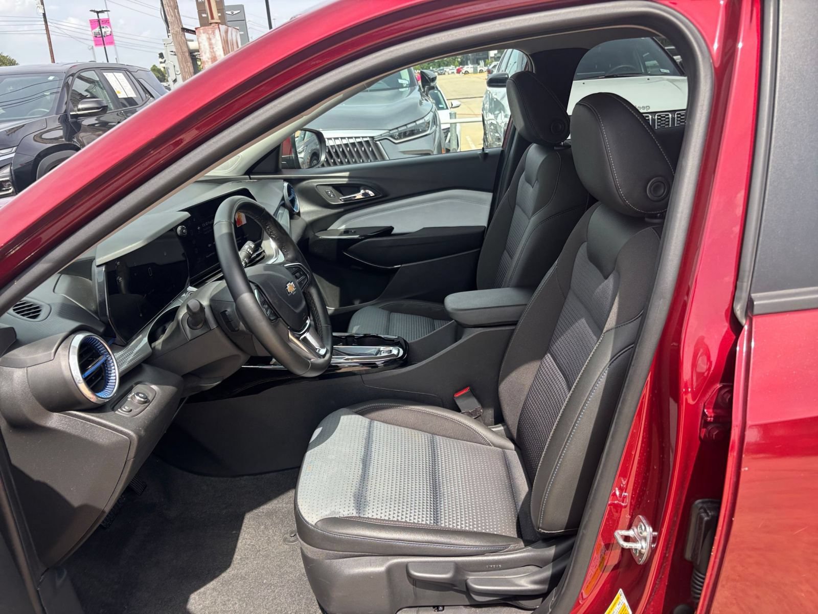 Used 2025 Chevrolet Trax LT w/ LT Convenience Package FWD image 21