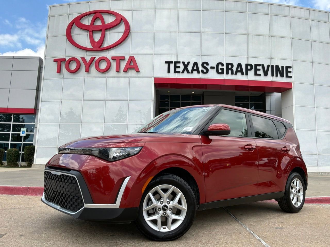 Used 2025 Kia Soul LX w/ LX Technology Package FWD image 2