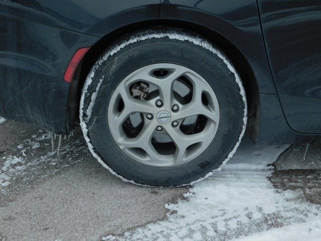 Used 2024 Chrysler Pacifica Limited image 32