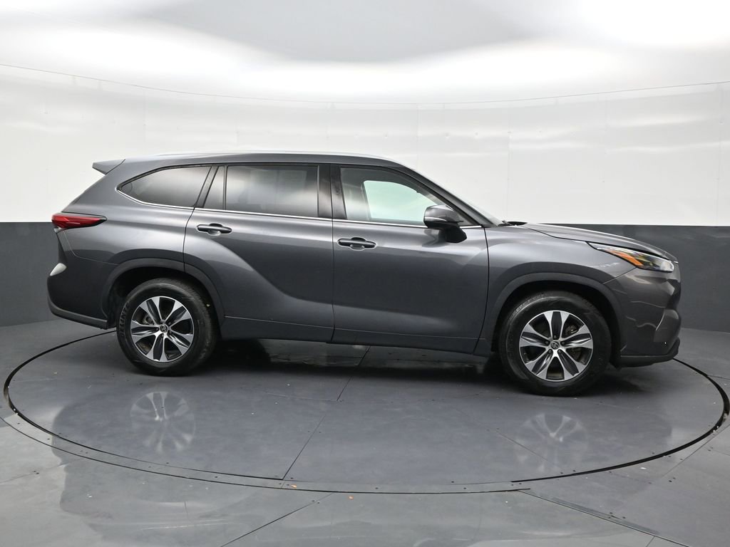Used 2022 Toyota Highlander XLE FWD image 6