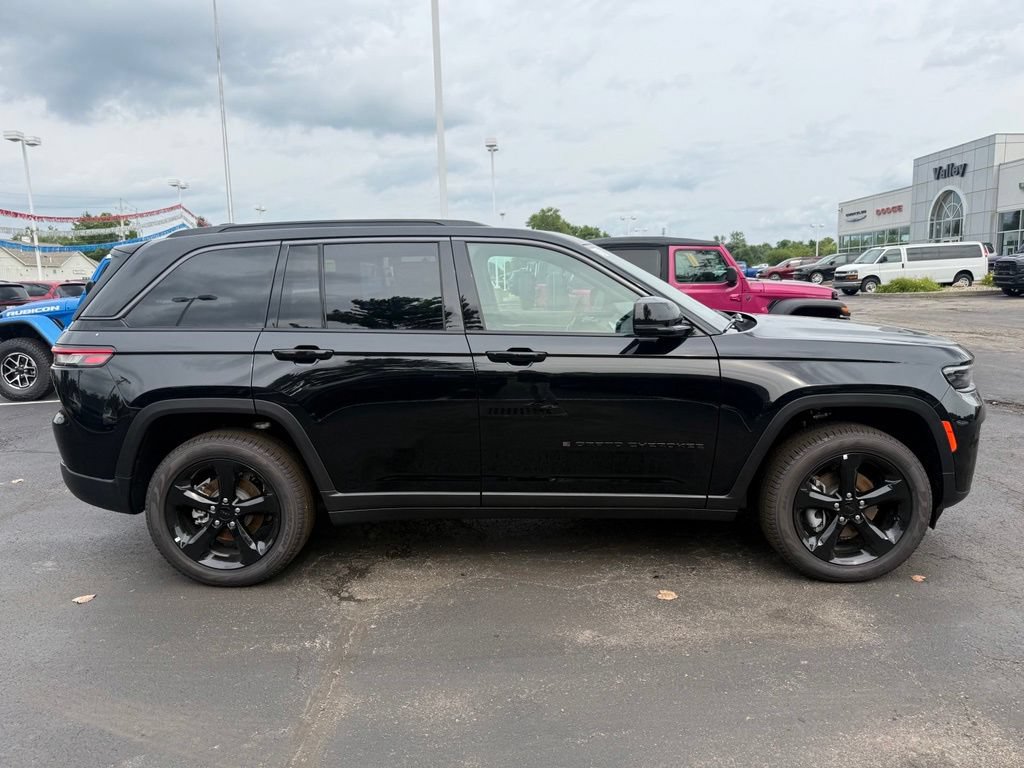 New 2026 Jeep Grand Cherokee Limited w/ Limited Altitude Package AWD/4WD image 2