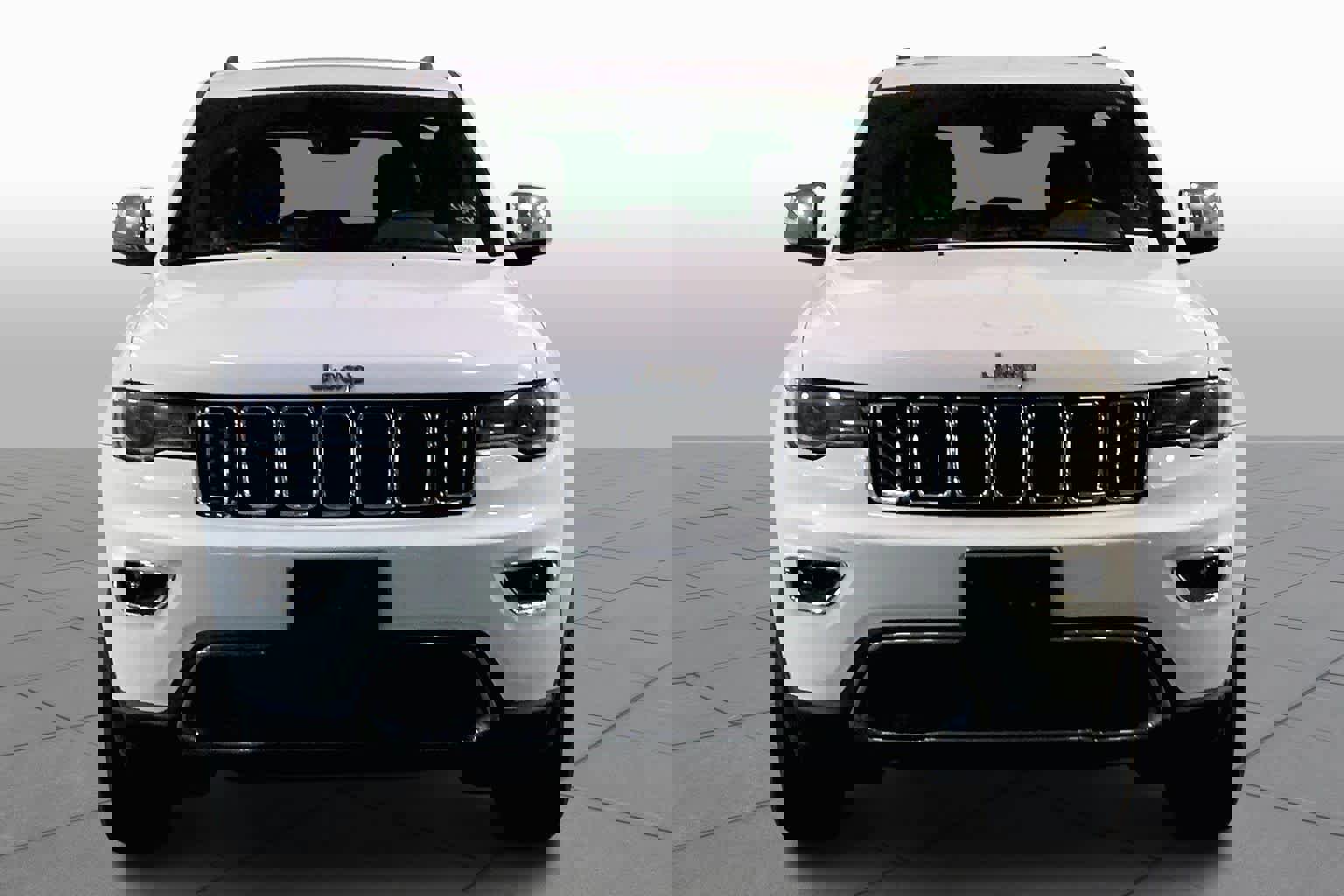 Used 2019 Jeep Grand Cherokee Limited w/ Luxury Group II image 3