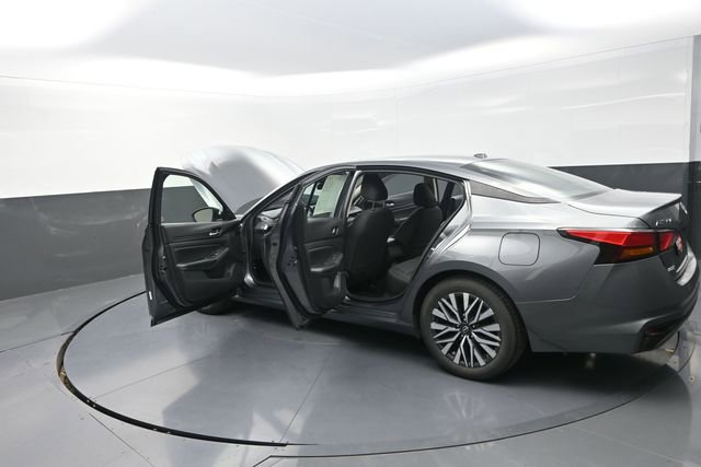 Used 2024 Nissan Altima 2.5 SV image 2