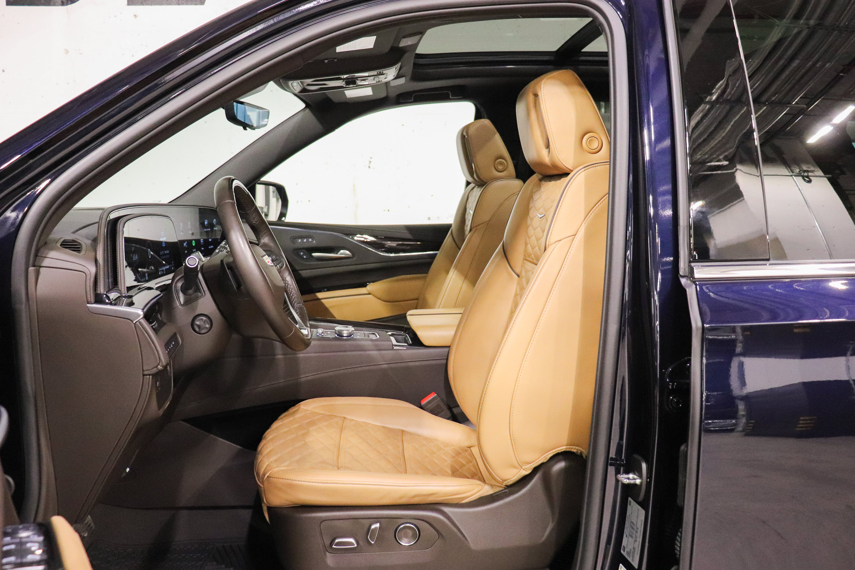 Used 2024 Cadillac Escalade Premium Luxury AWD/4WD image 12