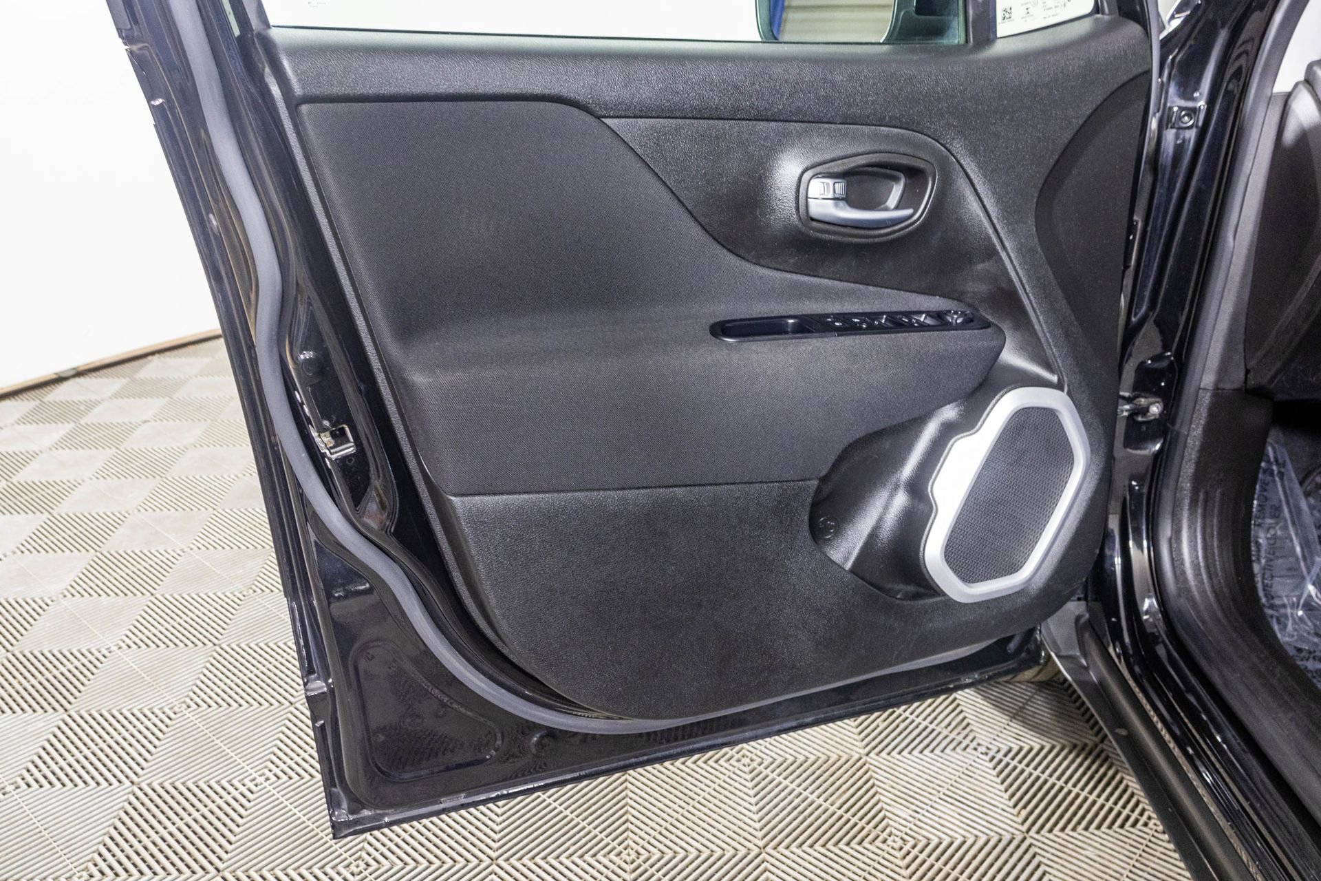 Used 2019 Jeep Renegade Latitude w/ Cold Weather Group image 36