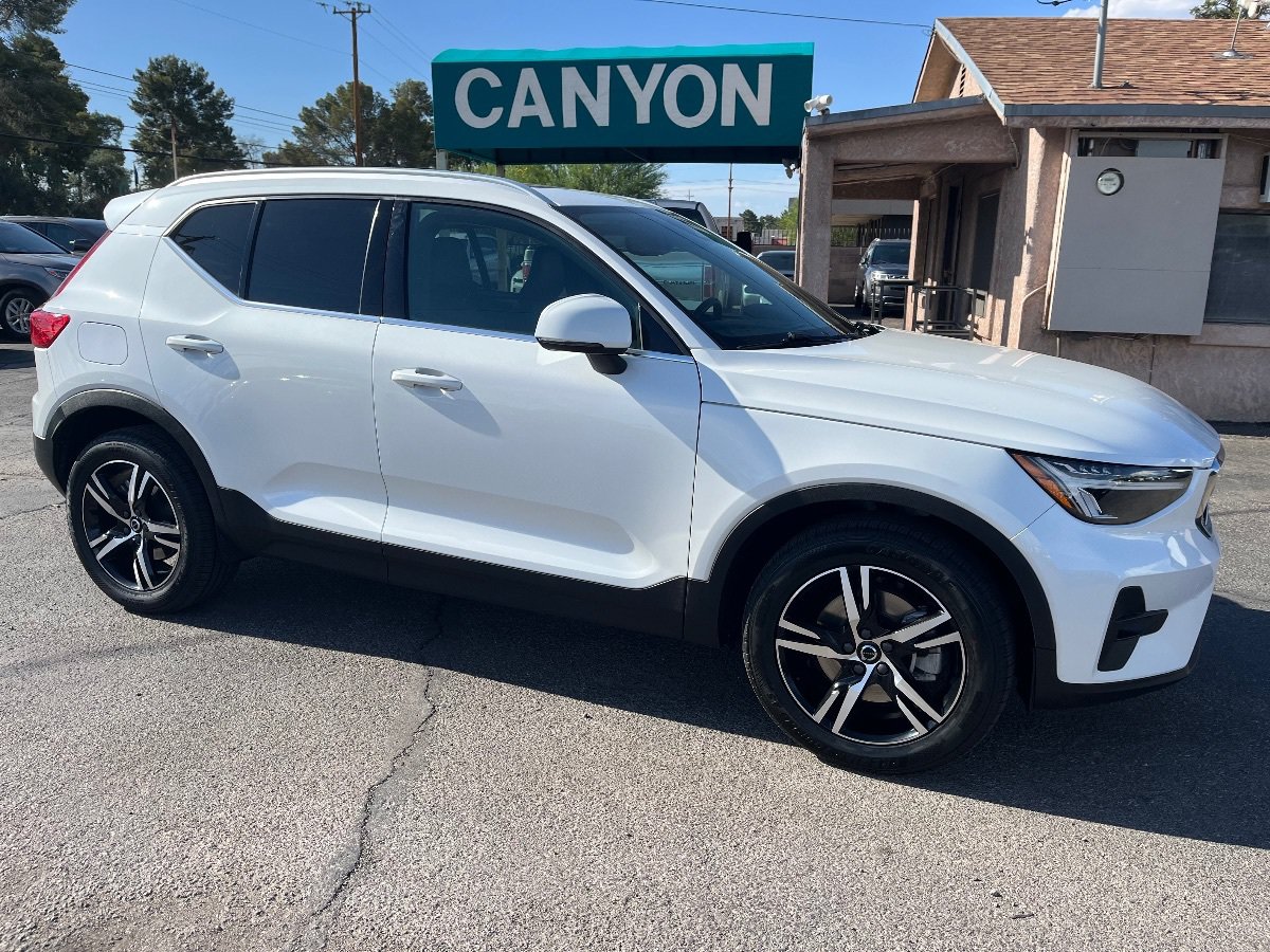 Used 2023 Volvo XC40 B5 Plus AWD/4WD image 2