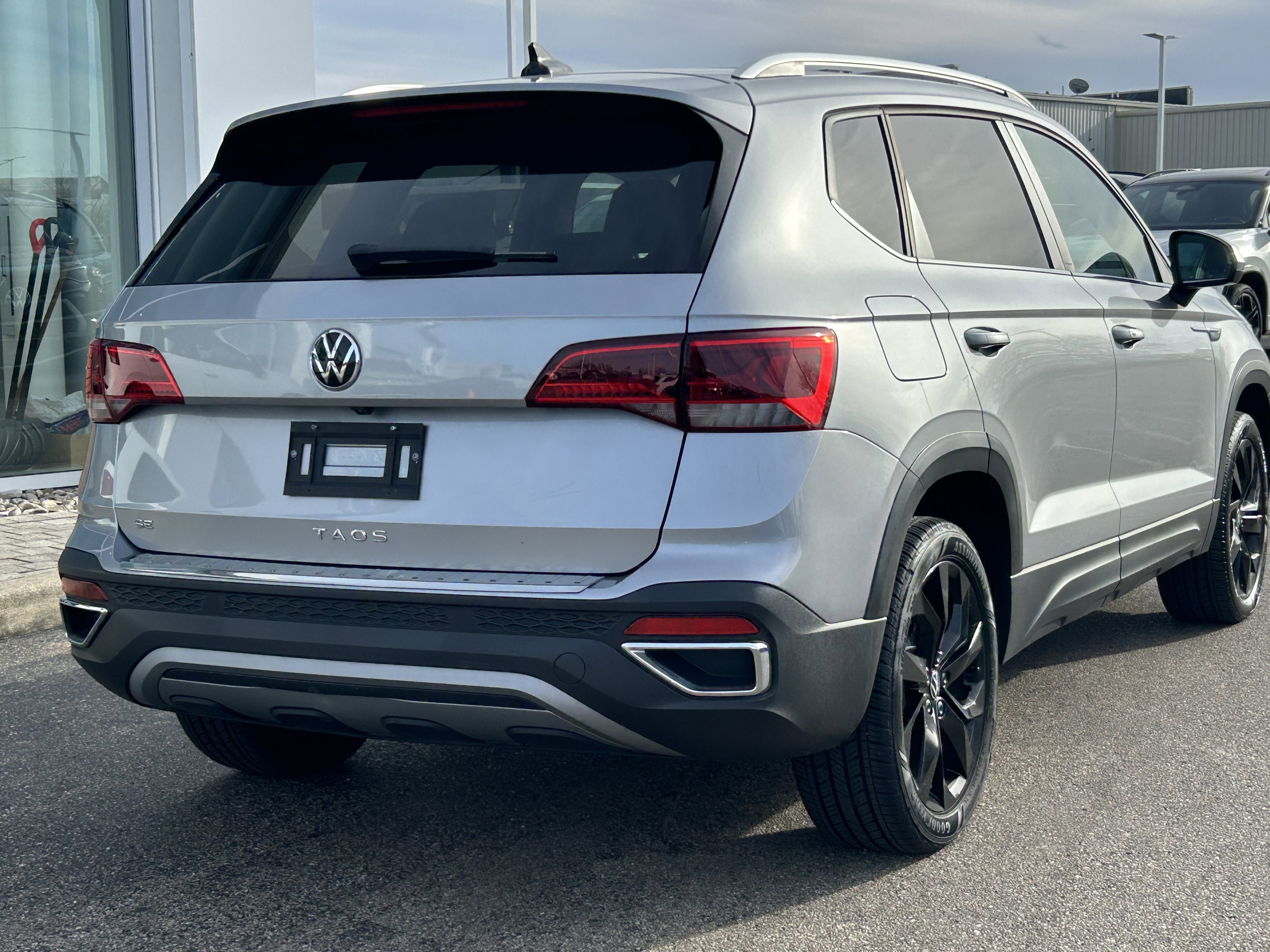 Certified 2023 Volkswagen Taos SE w/ Panoramic Sunroof Package image 7