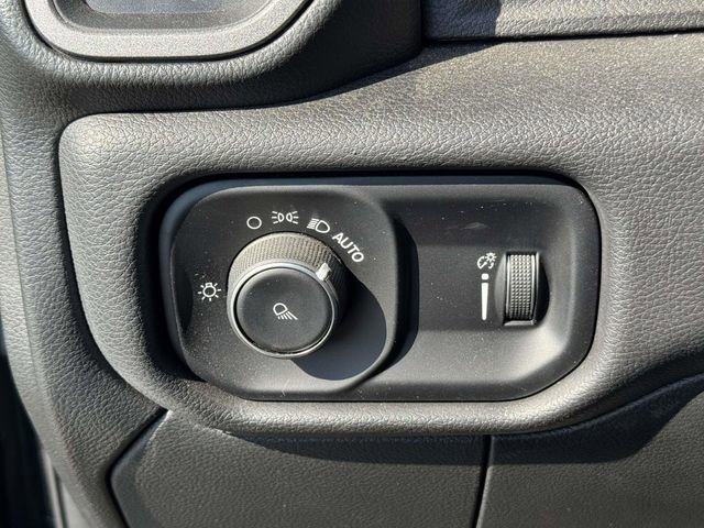 Used 2024 RAM 2500 Tradesman w/ Chrome Appearance Group image 10