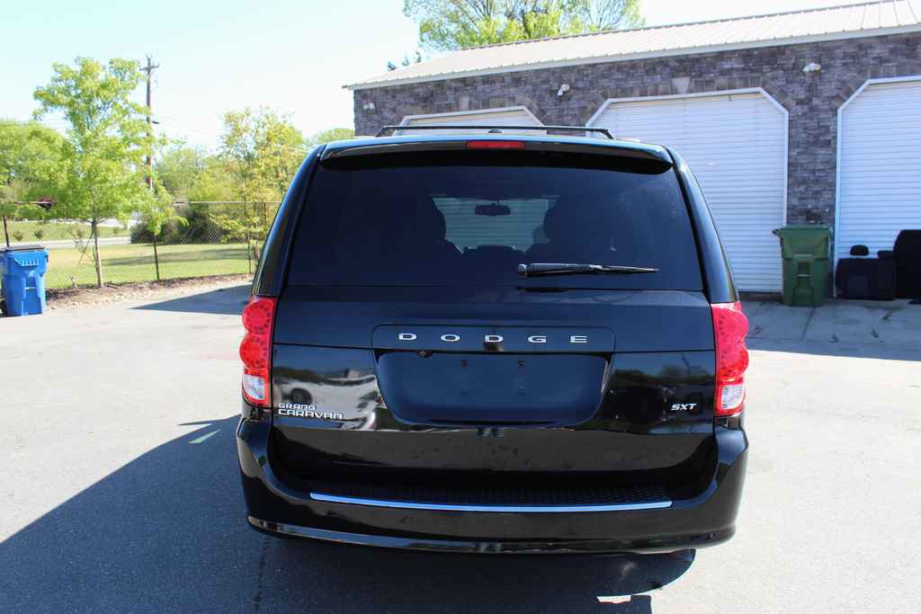 Used 2016 Dodge Grand Caravan SXT image 6