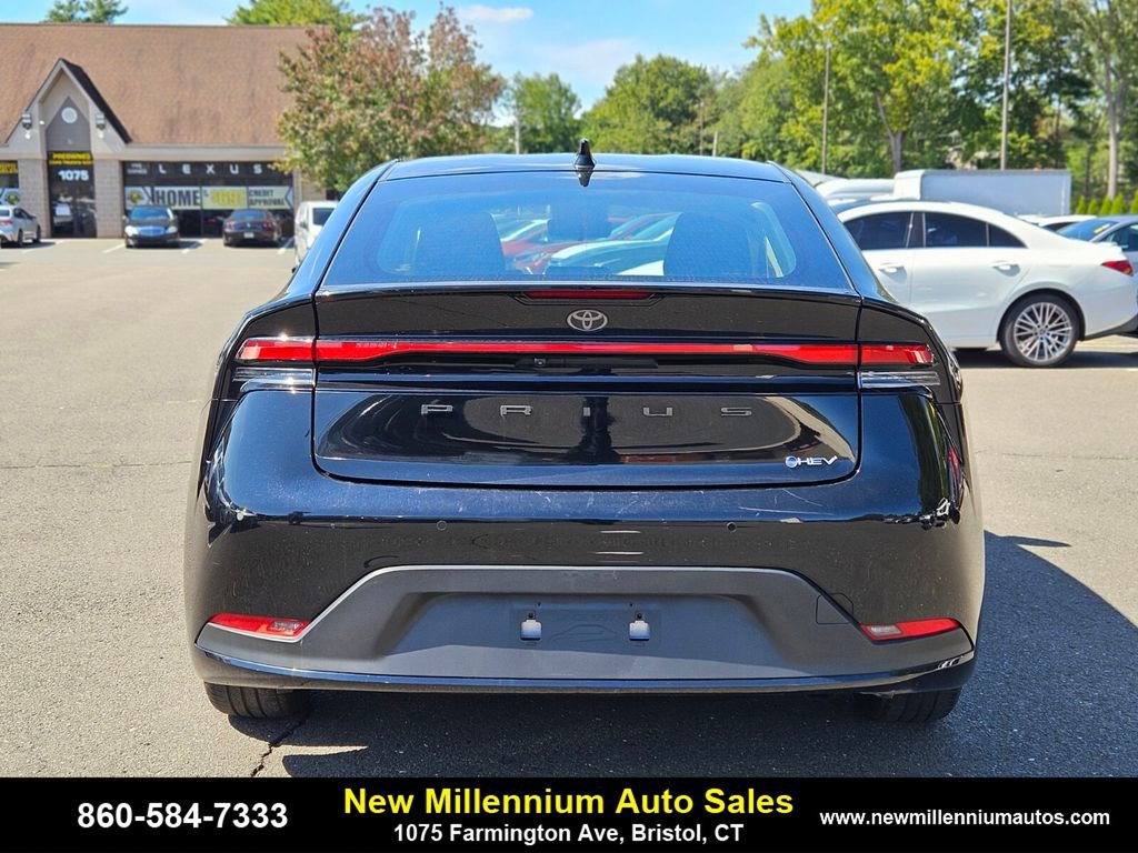 Used 2024 Toyota Prius LE image 4