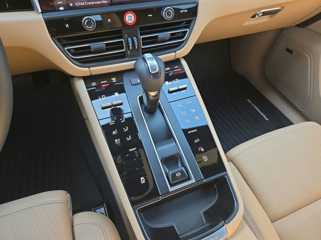 Certified 2026 Porsche Macan AWD/4WD image 14