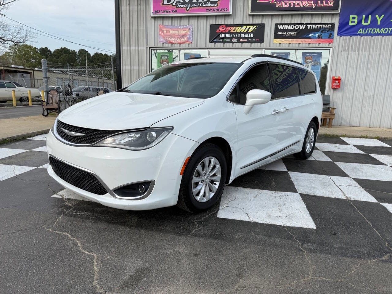 Used 2017 Chrysler Pacifica Touring-L image 2