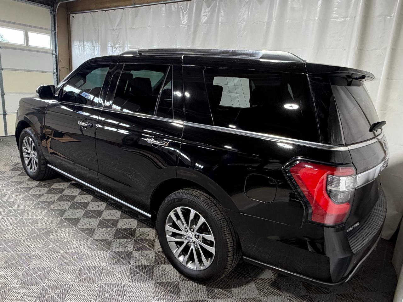 Used 2018 Ford Expedition Limited AWD/4WD image 4