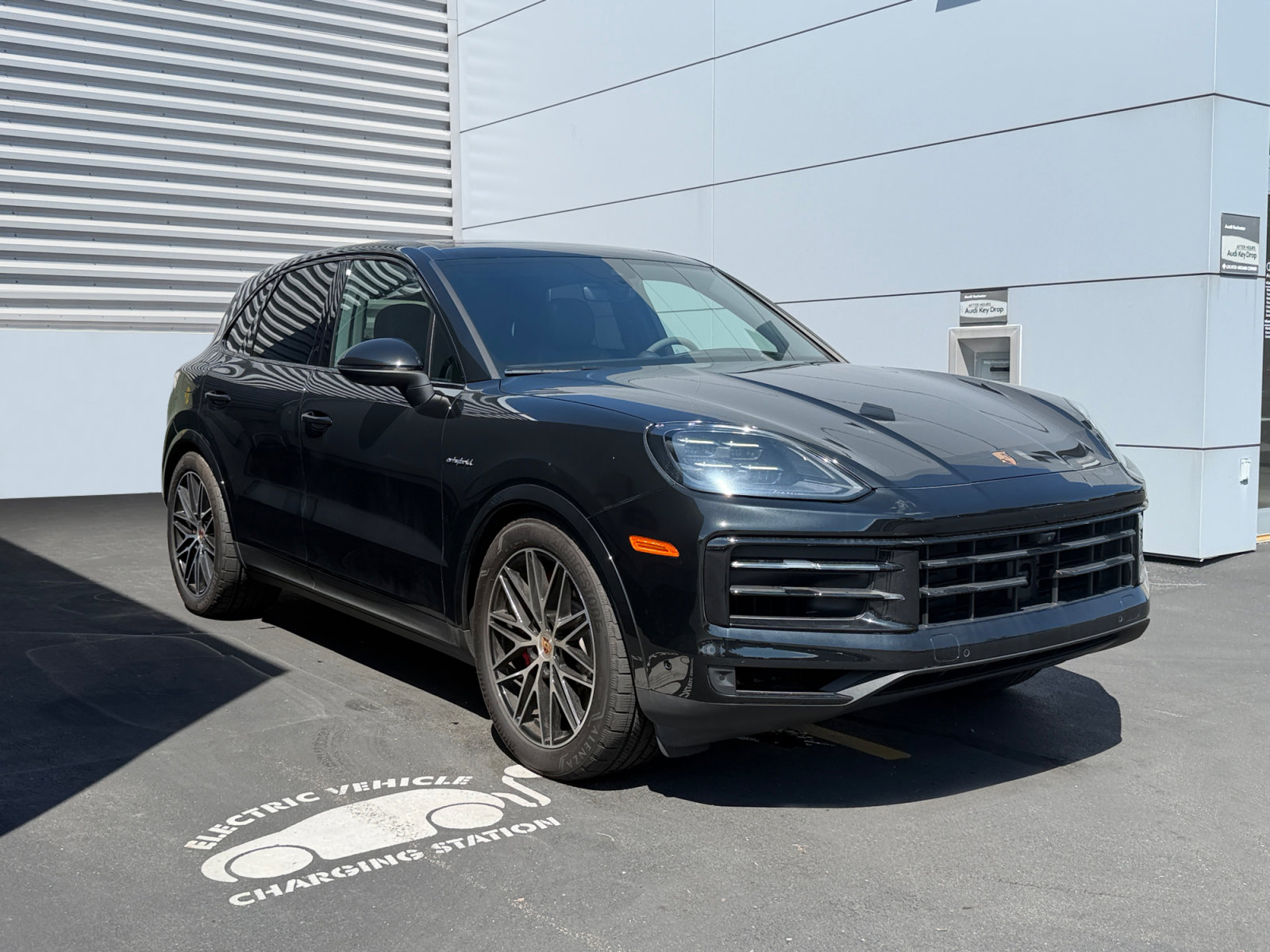 Used 2025 Porsche Cayenne S AWD/4WD image 7