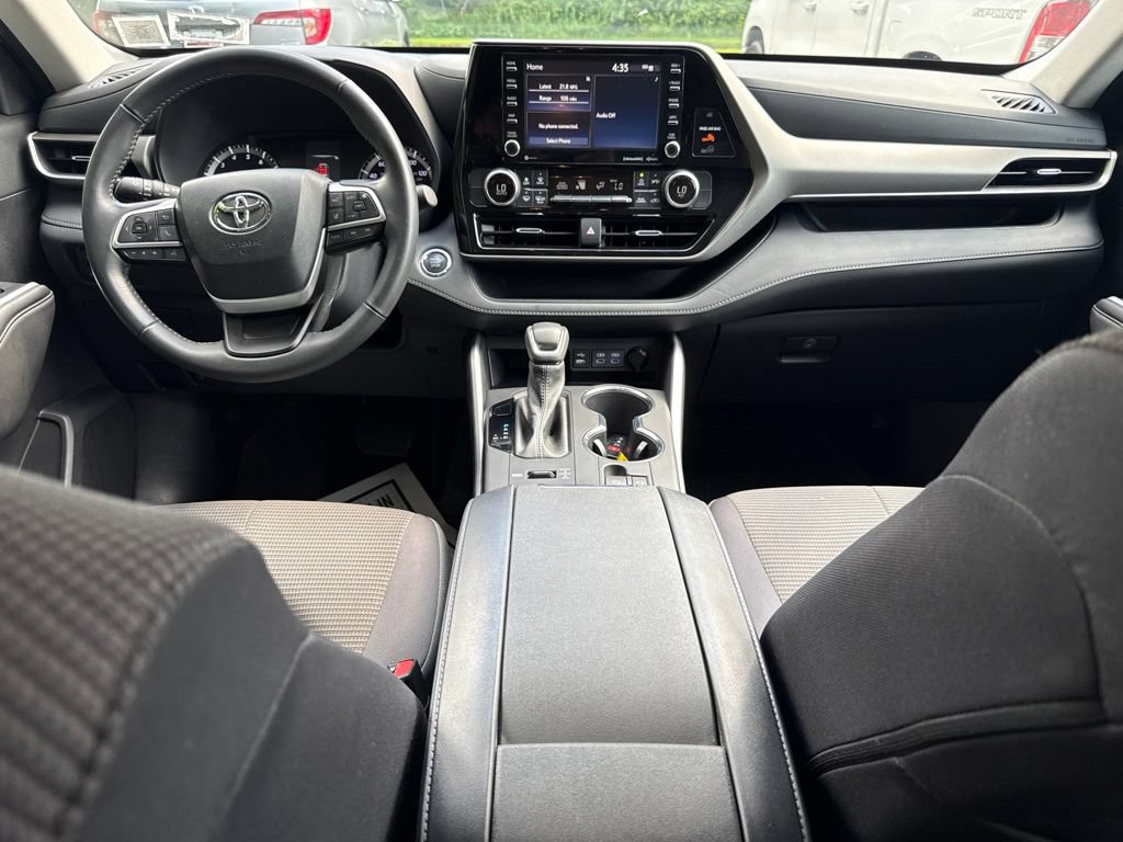 Used 2022 Toyota Highlander LE AWD/4WD image 17