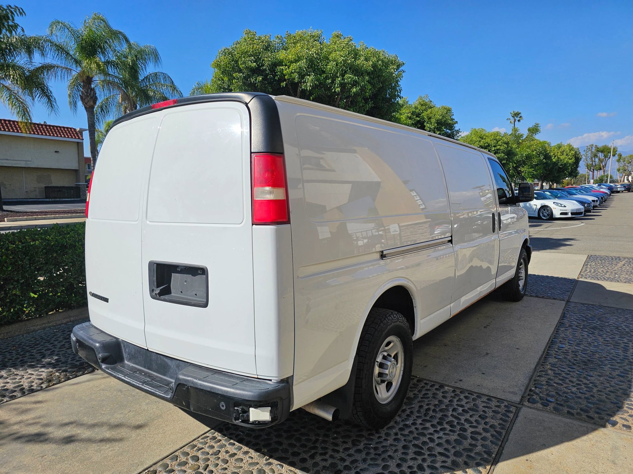 Used 2018 Chevrolet Express 3500 Extended w/ Driver Convenience Package image 5