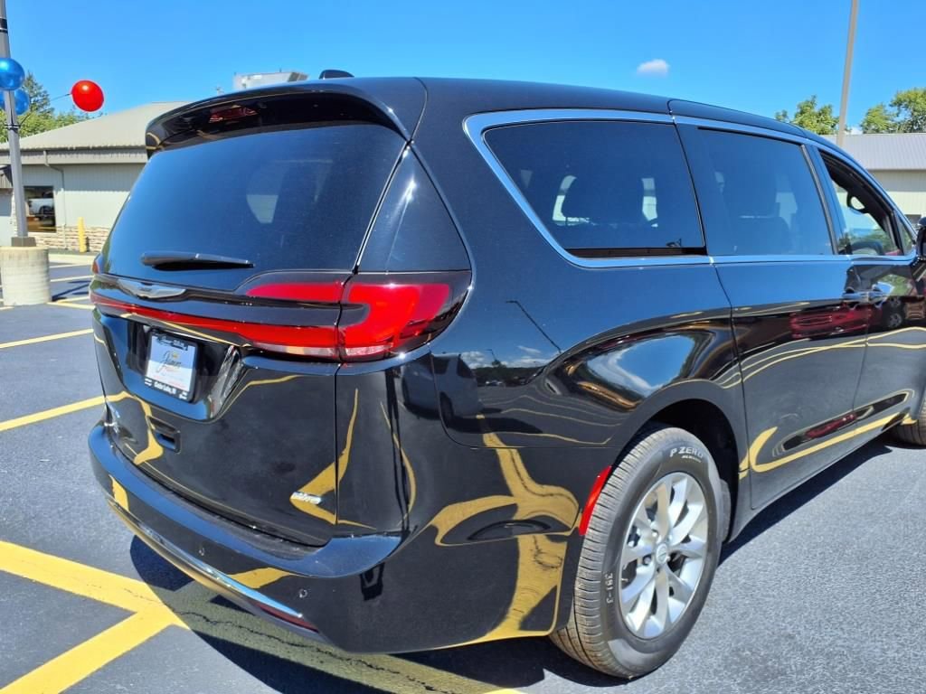 New 2026 Chrysler Pacifica Select image 5