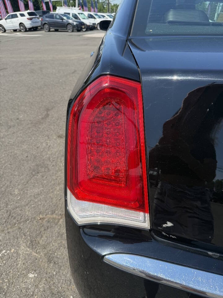 Used 2017 Chrysler 300 C RWD image 26