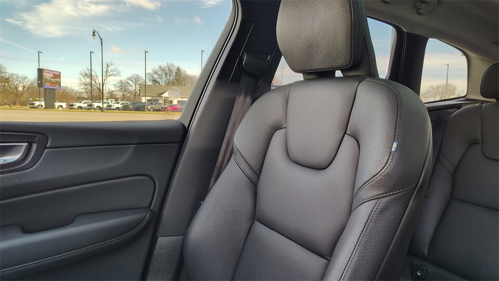 Certified 2025 Volvo XC60 B5 Plus image 22