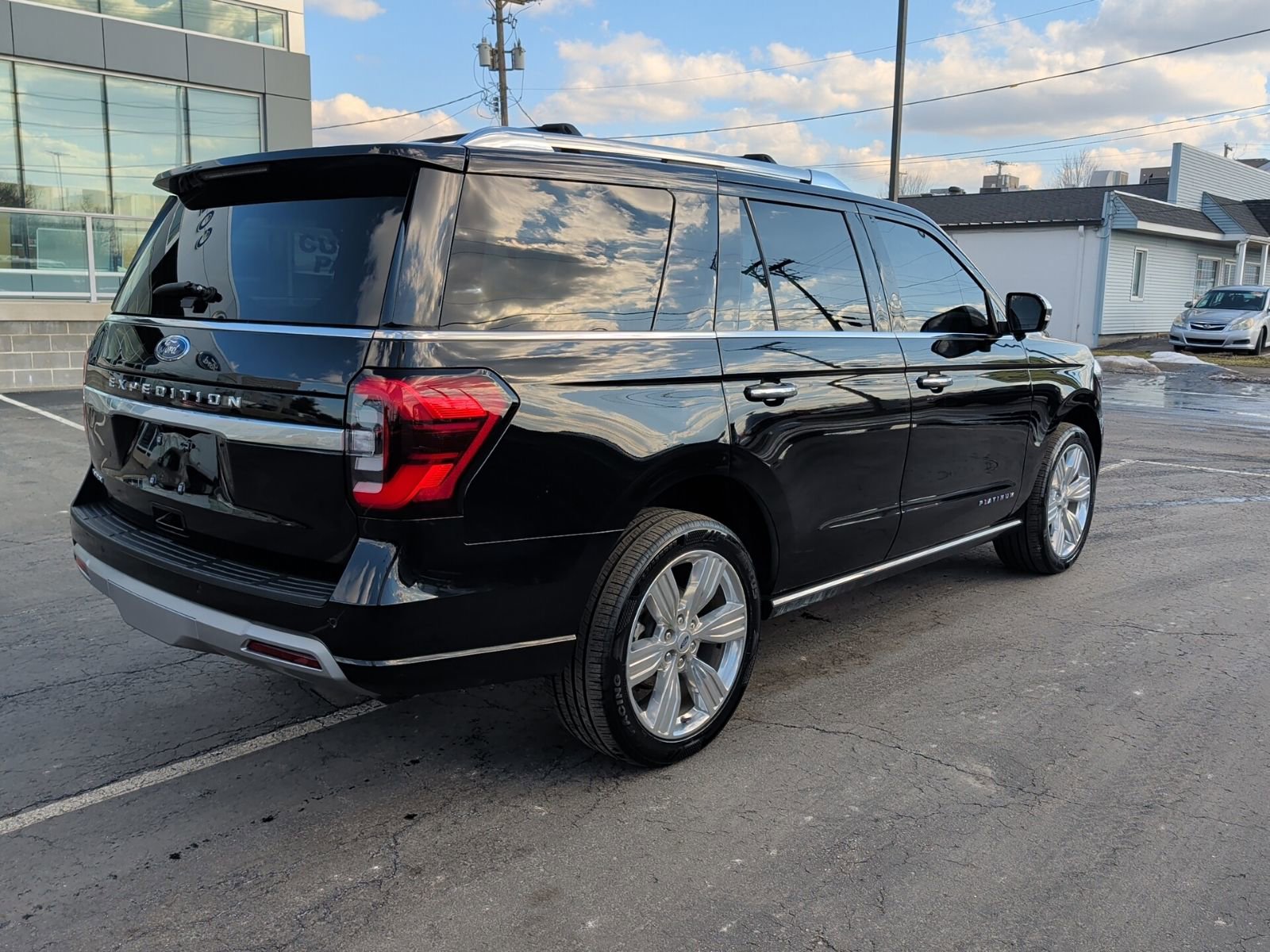 Used 2023 Ford Expedition Platinum image 3